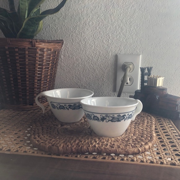 Corelle Livingware Old Towne Blue Onion Pair of Hook Handle Cups - Picture 4 of 9